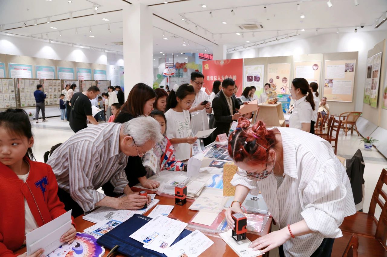 江西省撫州市關工委舉辦郵票知識講座暨郵展親子閱讀活動