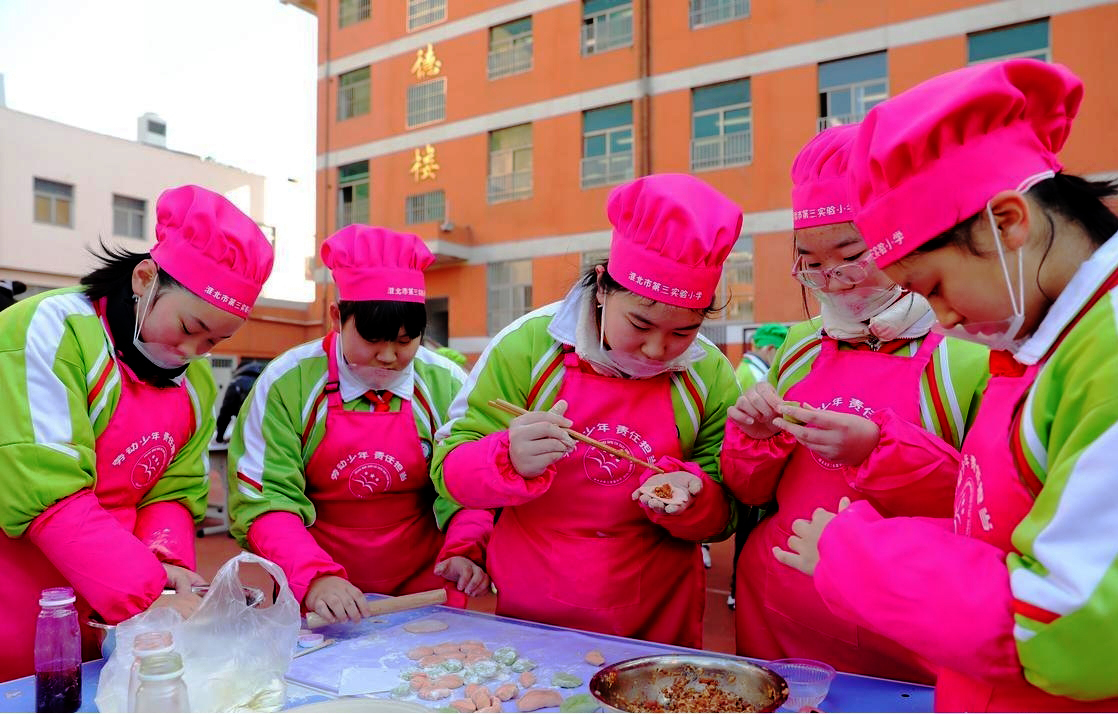 安徽省巢湖市夏閣鎮西峰小學關工委舉辦“包餃子 強技能”比賽活動