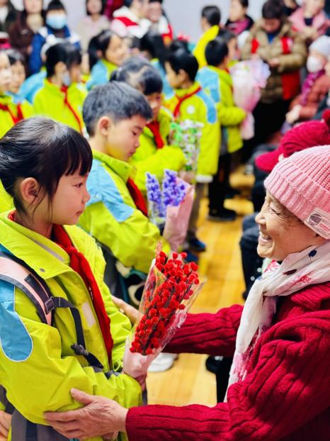 四川省成都市金牛區永陵社區關工委開展“紅領巾進社區 送服務暖人心”關愛老人志愿服務活動