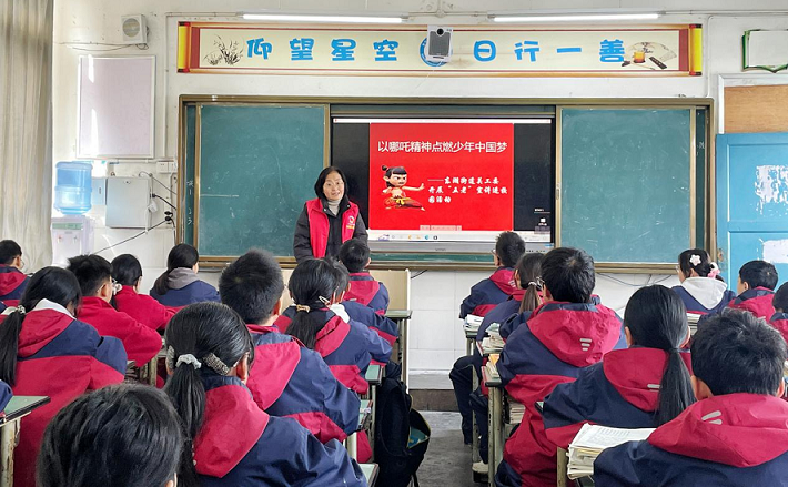 “以哪吒為精神 點燃少年中國夢”——自貢市富順縣東湖街道關工委開展德育教育課