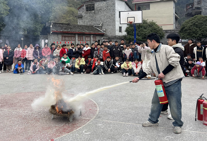 筑牢安全防線 共建平安校園  ——湖南省湘西州吉首市寨陽小學(xué)關(guān)工委組織開展消防應(yīng)急演練暨安全知識(shí)宣傳活動(dòng)