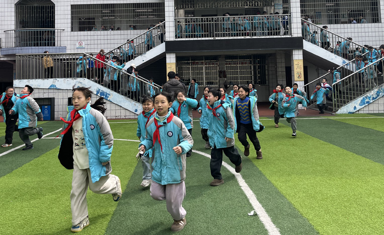 以練筑防，守護(hù)校園安全線(xiàn)——湖南省湘西州吉首市第一小學(xué)關(guān)工委開(kāi)展應(yīng)急避險(xiǎn)疏散演練活動(dòng)