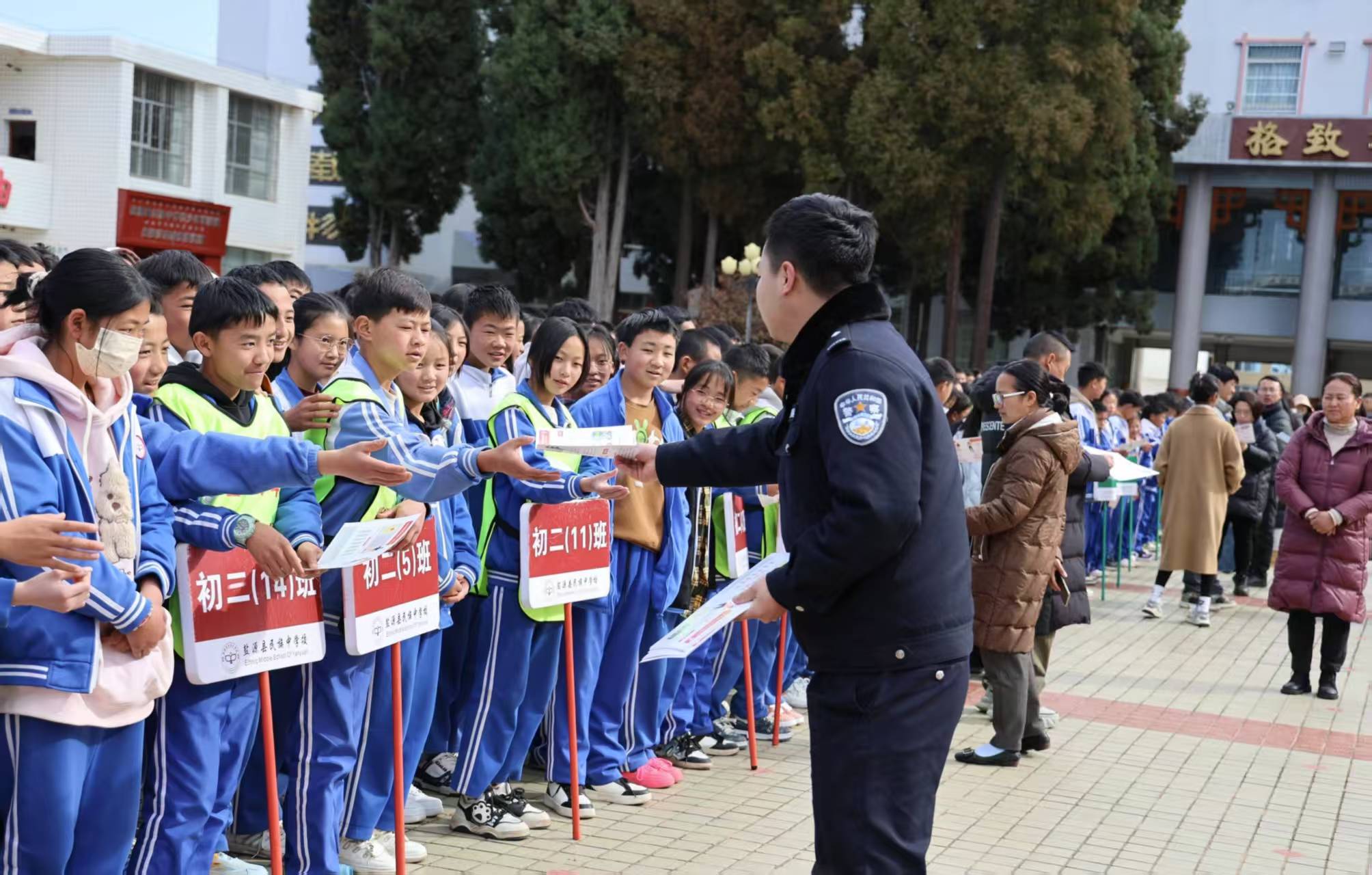 四川省涼山州鹽源縣民族中學校開展法制進校園知識宣講暨安全警示教育大會