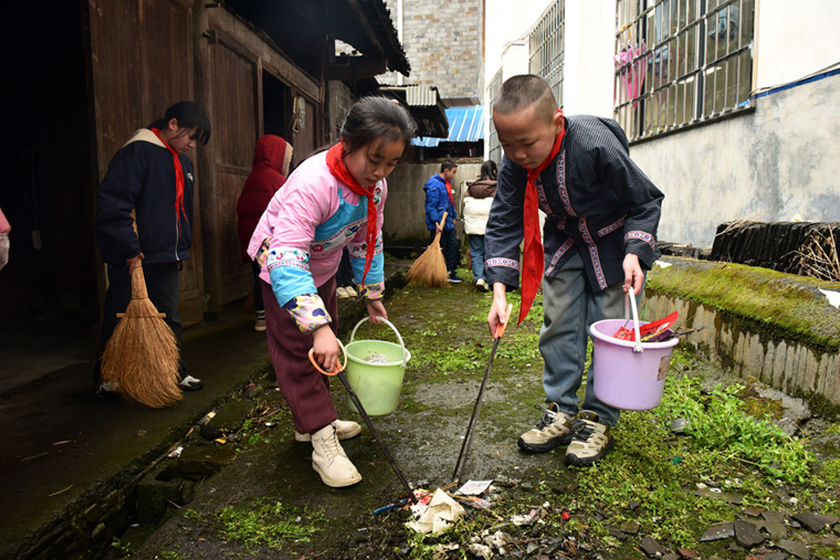 傳承雷鋒精神，共筑美麗鄉(xiāng)村——湖南省湘西州吉首市寨陽(yáng)小學(xué)關(guān)工委開(kāi)展 “雷鋒家鄉(xiāng)學(xué)雷鋒”主題活動(dòng)