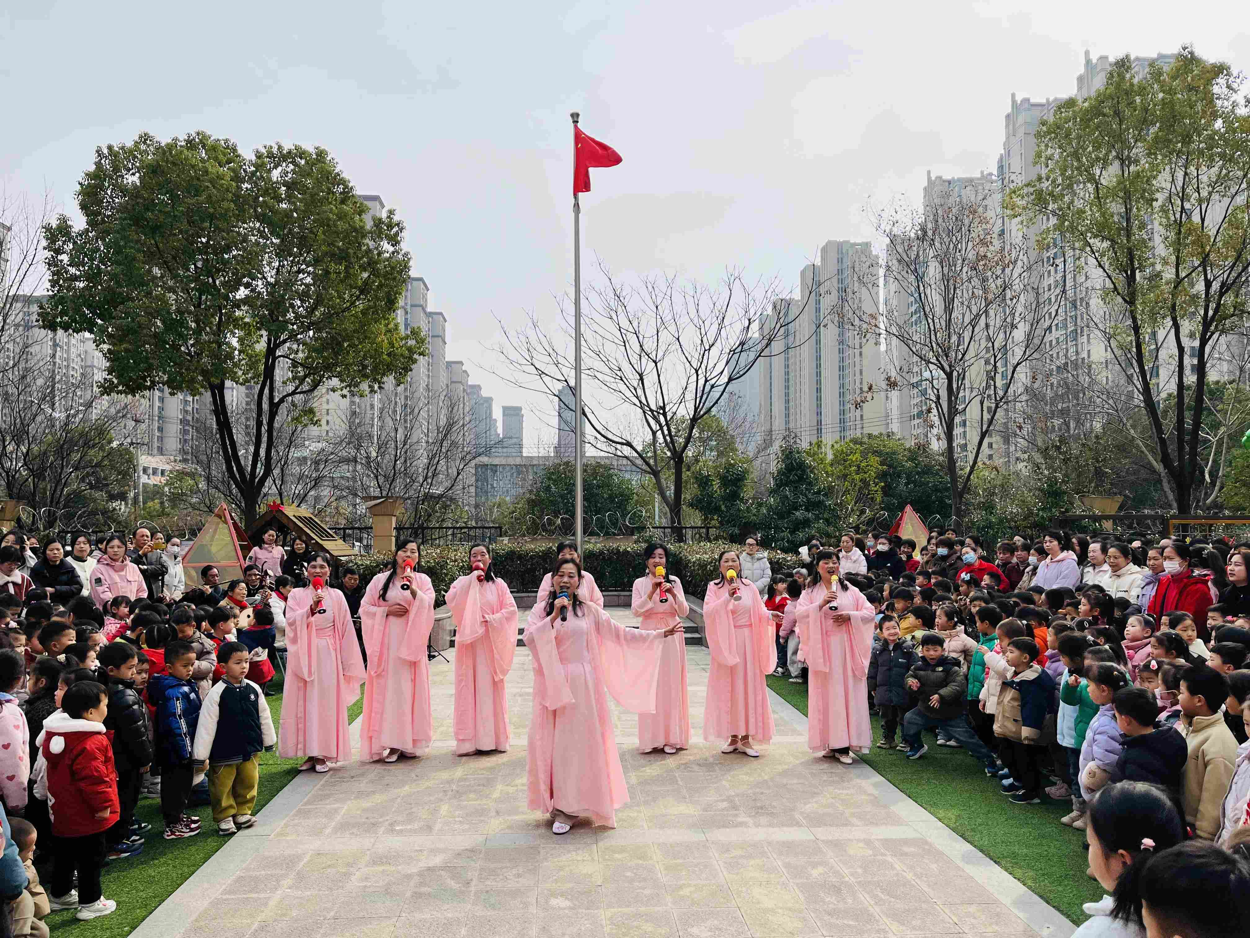 安徽省合肥市包河區煙墩街道欣園社區關工委組織開展“戲曲文化進校園  濃濃祝福‘三八’節”主題活動