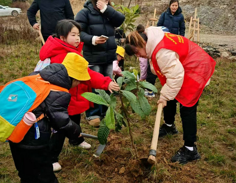 貴州省貴陽市烏當區東風鎮麥穰村關工委開展植樹采風活動