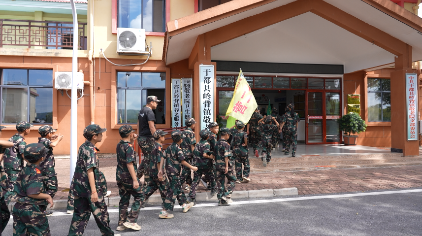 贛州市于都縣關心下一代教育實踐基地組織學員赴嶺背鎮(zhèn)敬老院開展關愛活動