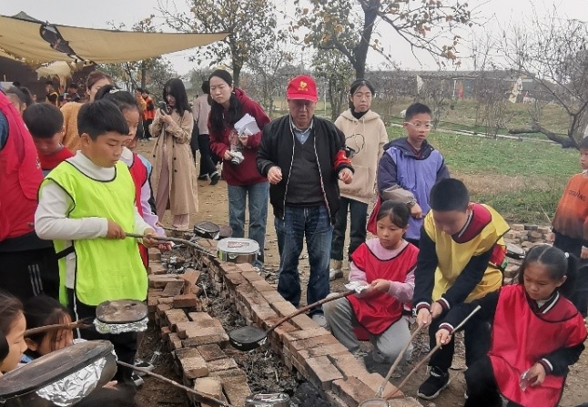 江蘇省徐州市銅山區棠張鎮關工委“五老”和學生一齊體驗農耕文化實踐活動