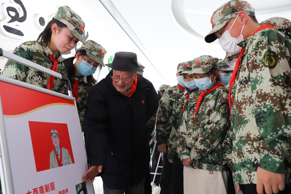 94歲離休老干部退役軍人中國好人楊自中老先生給少年軍校孩子們送去愛國主義講座；楊自中老先生通過現場講授，讓同學們更深刻地感受紅色精神_proc--.jpg