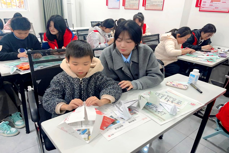 江蘇省南京市玄武區新街口街道唱經樓社區關工委開展兒童折紙活動.jpg