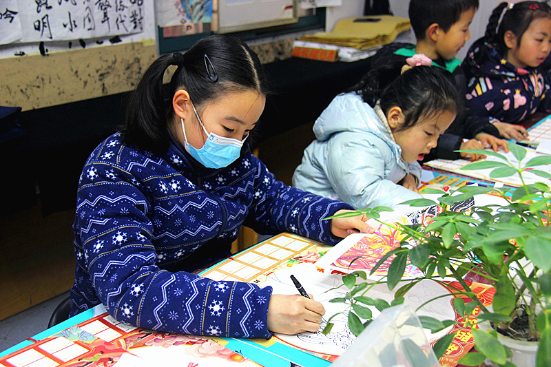 玄武湖街道關工委聯合開展“童心迎新年 巧手畫年畫”活動(5).jpg