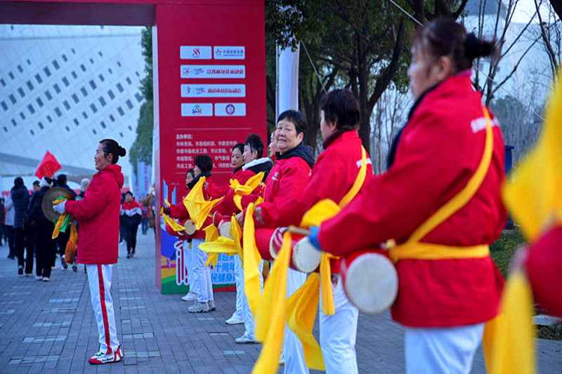 江蘇省南京市玄武區(qū)“五老”志愿者助力“2024南京市第42屆元旦健身長跑運動會” (5).jpg