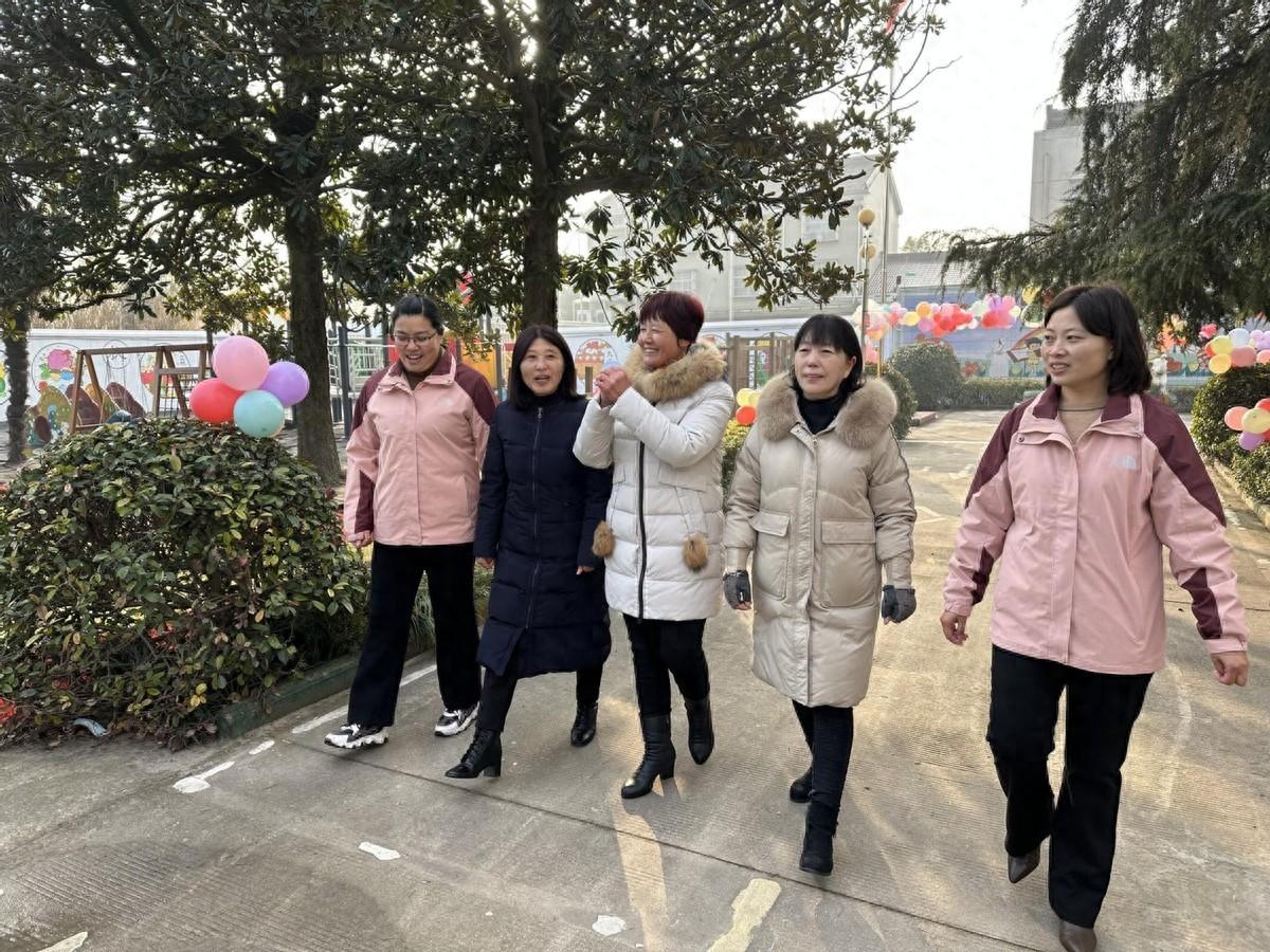 元月5日，江蘇省泰州醫藥高新區（高港區）汪群幼兒園邀請“五老”志愿者齊夢月、封友芳等退休老教師走進幼兒園。2.jpg