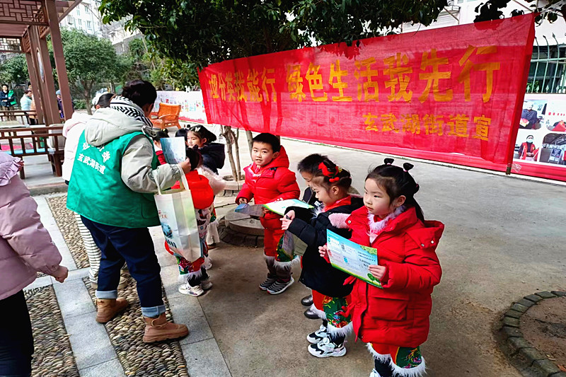 江蘇省南京市玄武區(qū)花園路社區(qū)關(guān)工委開展“垃圾分類，你我同行” 為主題的學(xué)雷鋒活動(1).jpg