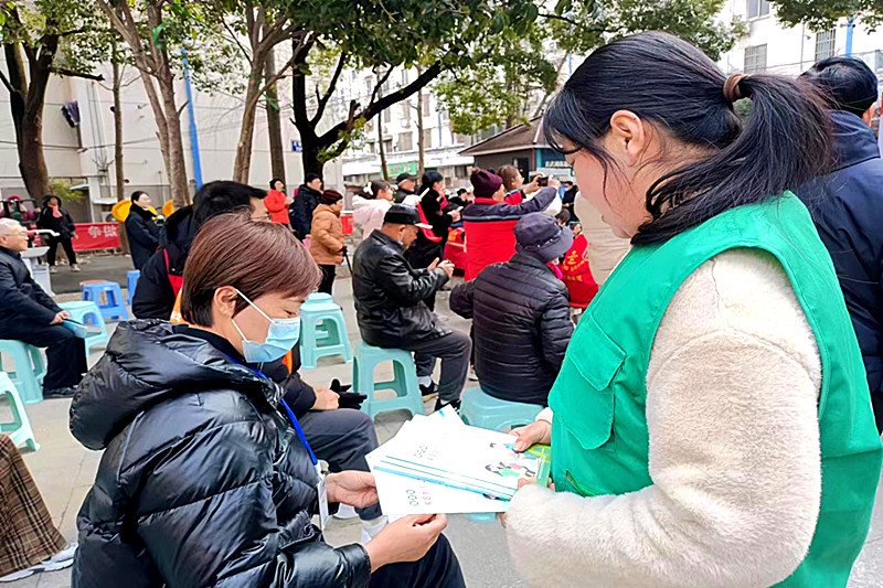 江蘇省南京市玄武區(qū)花園路社區(qū)關(guān)工委開展“垃圾分類，你我同行” 為主題的學(xué)雷鋒活動(3).jpg