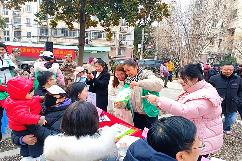 江蘇省南京市玄武區(qū)花園路社區(qū)關(guān)工委開展“垃圾分類，你我同行” 為主題的學(xué)雷鋒活動(5).jpg