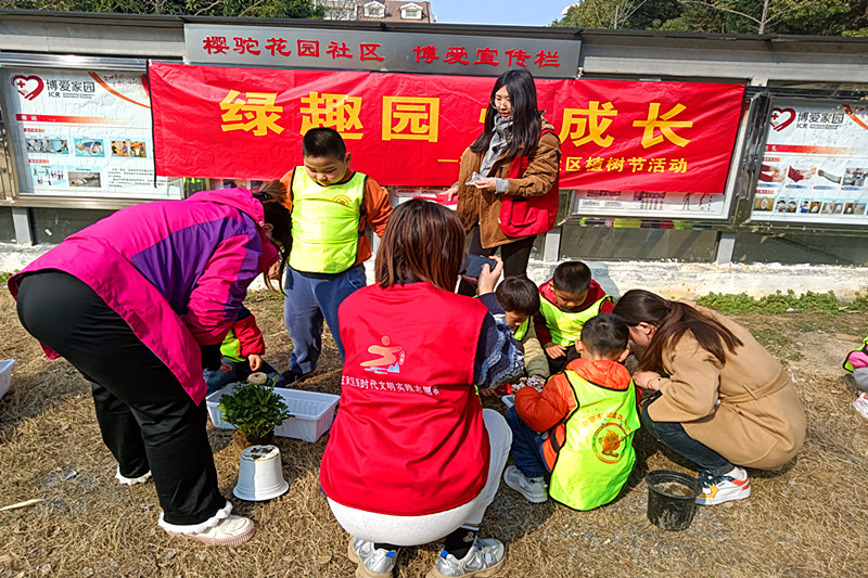 玄武湖街道櫻駝花園社區(qū)關(guān)工委聯(lián)合開展“綠趣園，悅成長”植樹節(jié)主題活動 (3).jpg