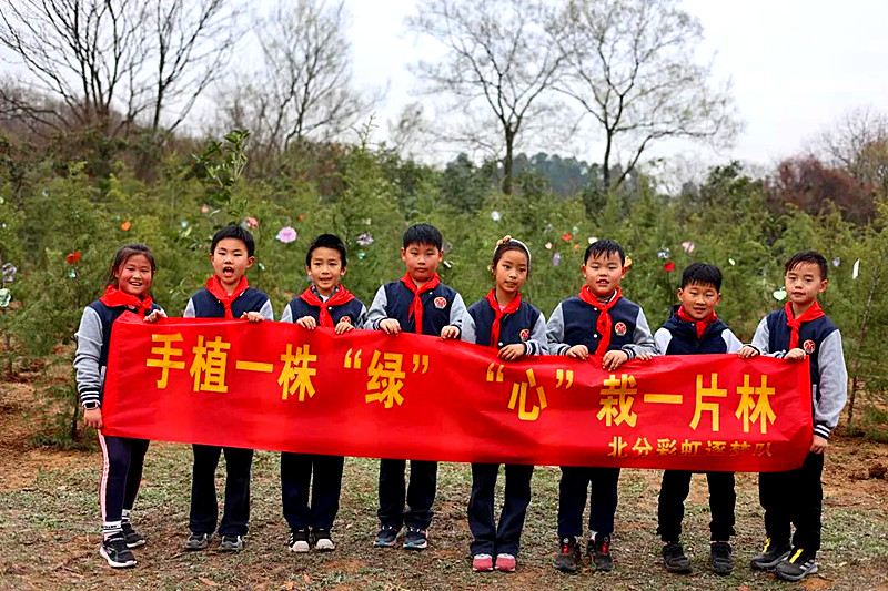 江蘇省南京市玄武區(qū)玄武湖街道關(guān)工委聯(lián)合組織開展“手植一株‘綠’，‘心’栽一片林”植樹節(jié)活動 (8).jpg