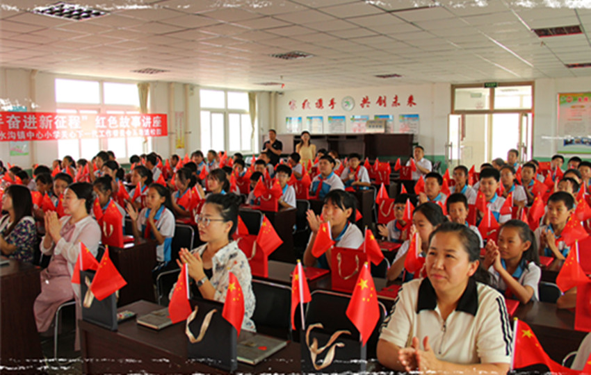 元寶山區(qū)風(fēng)水溝小學(xué)關(guān)工委慶七一“五老”進(jìn)校園活動(dòng)照片9pg_副本.jpg