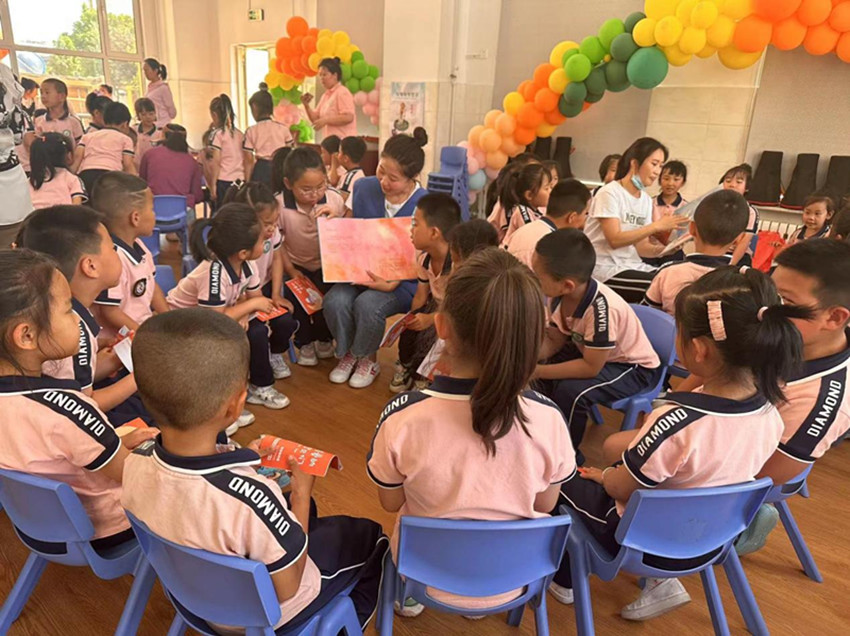 元寶山區第三幼兒園、東城街道新華社區關工委聯合開展“大手牽小手，控煙一起走”活動照片1_副本.jpg