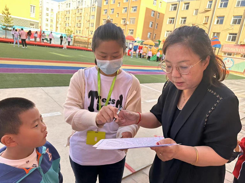 元寶山區第三幼兒園、東城街道新華社區關工委聯合開展“大手牽小手，控煙一起走”活動照片4_副本.jpg