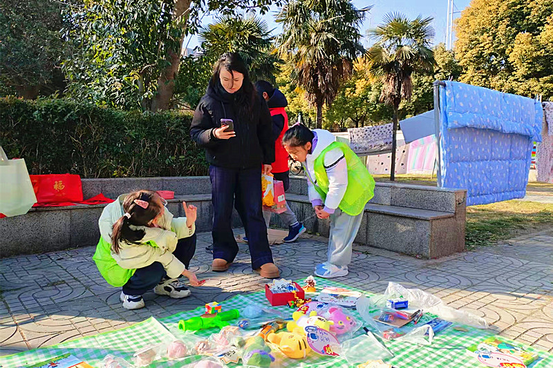 江蘇省南京市建鄴區南苑街道興達社區組織青少年開展“迎新春”愛心義賣活動 (5).jpg