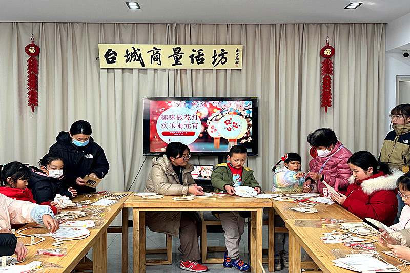 江蘇省南京市玄武區玄武門街道臺城花園社區關工委開展“趣味做花燈 歡樂鬧元宵”活動(1).jpg