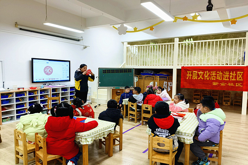 江蘇省南京市秦淮區光華路街道紫金社區關工委開展“巧手剪窗花，非遺潤童心”活動(1).jpg