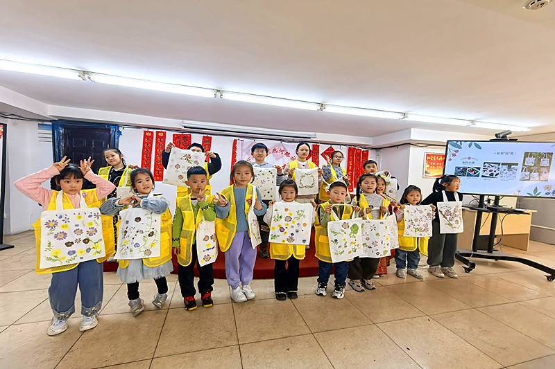 江蘇省南京市鼓樓區下關街道熱河路社區開展“植物拓染布包”親子活動_副本.jpg